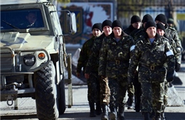 Ukraine cho binh lính tại Crimea sử dụng vũ khí tự vệ
